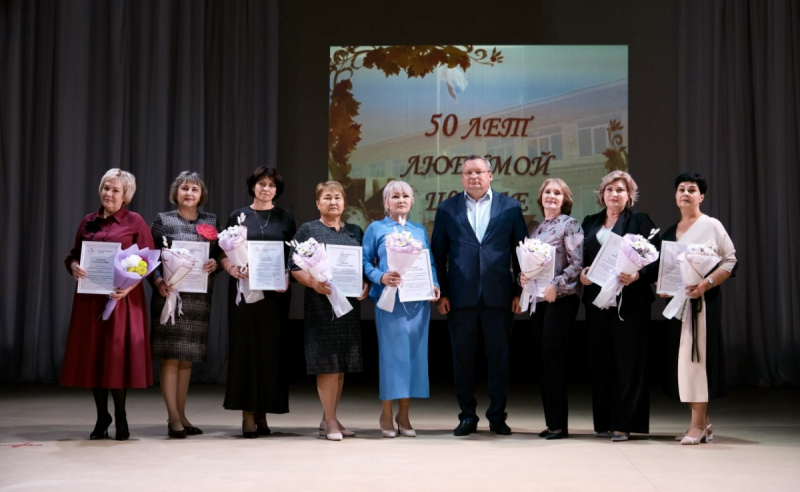 АСТРАХАНЬ. Игорь Мартынов поздравил Камызякскую среднюю общеобразовательную школу №4 с юбилеем