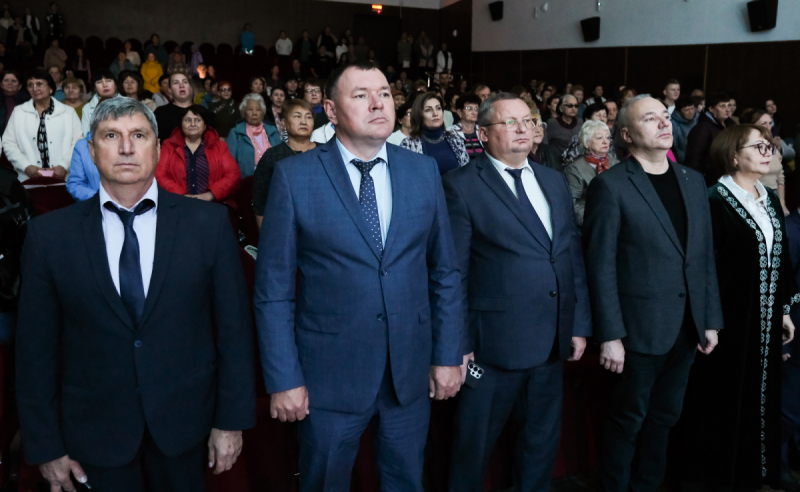 АСТРАХАНЬ. Председатель Думы Астраханской области Игорь Мартынов вручил активным жителям Камызякского района благодарственные письма