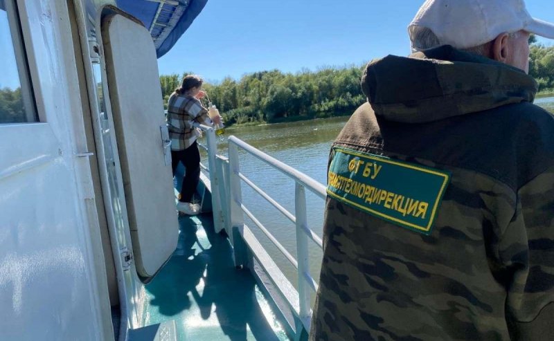 АСТРАХАНЬ. Роспотребнадзор устанавливает виновников загрязнения нефтепродуктами реки в Астрахани