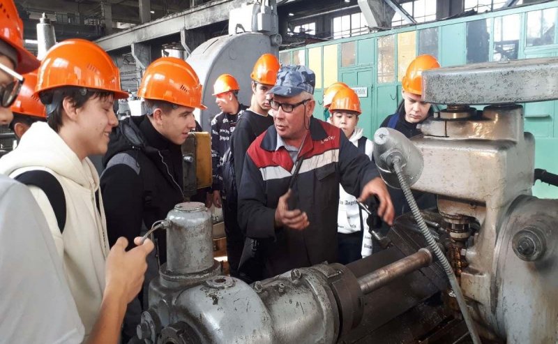 АСТРАХАНЬ. В рамках «Недели без турникетов» АТРЗ провел для студентов и школьников 14 экскурсий по заводу
