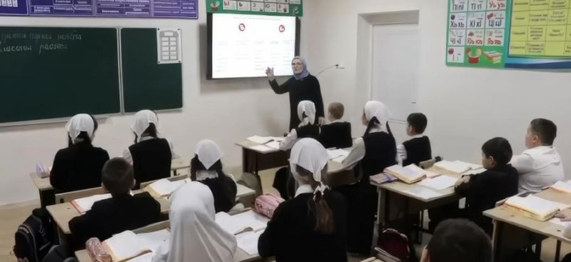 ЧЕЧНЯ.  Фонд имени Ахмата-Хаджи Кадырова передал 110 телевизоров школам Урус-Мартановского района