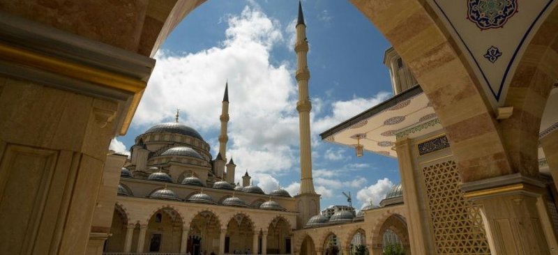 ЧЕЧНЯ. В Чечне насчитывается более 1500 мечетей и сотни учебных заведений при религиозных учреждениях