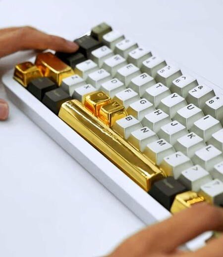 Insta360 отметила 10-летие золотыми клавишами для сотрудников