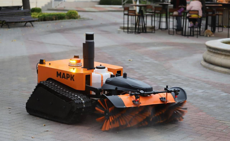 КРАСНОДАР. Глава Геленджика Алексей Богодистов оценил работу новой уборочной машины в условиях города