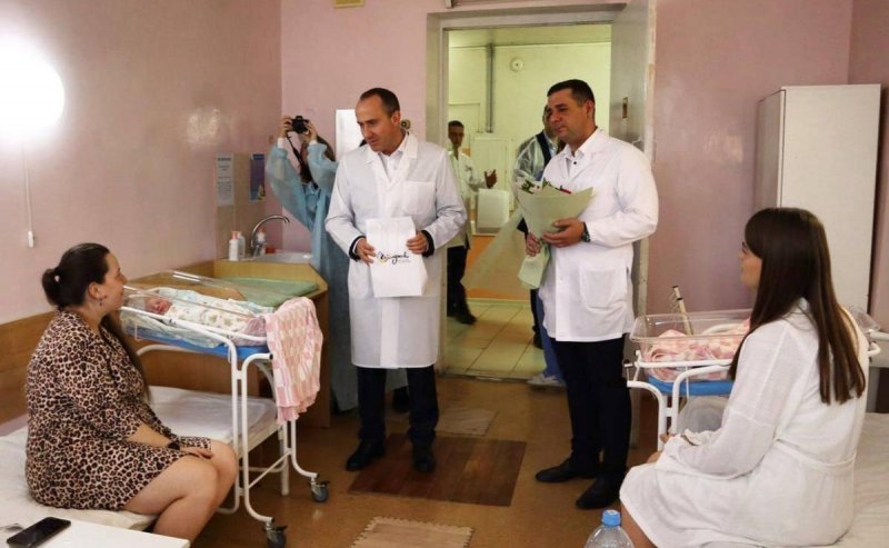 КРАСНОДАР. Мэр Алексей Богодистов перед Днем матери посетил геленджикский родильный дом