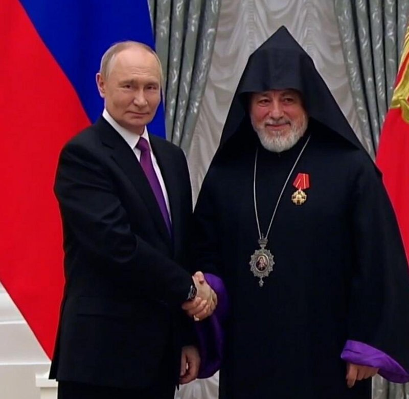 Путин наградил армянского архиепископа Езраса орденом Александра Невского
