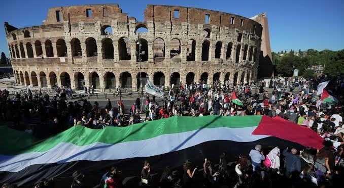 Тысячи людей вышли на марш в Риме в поддержку Палестины