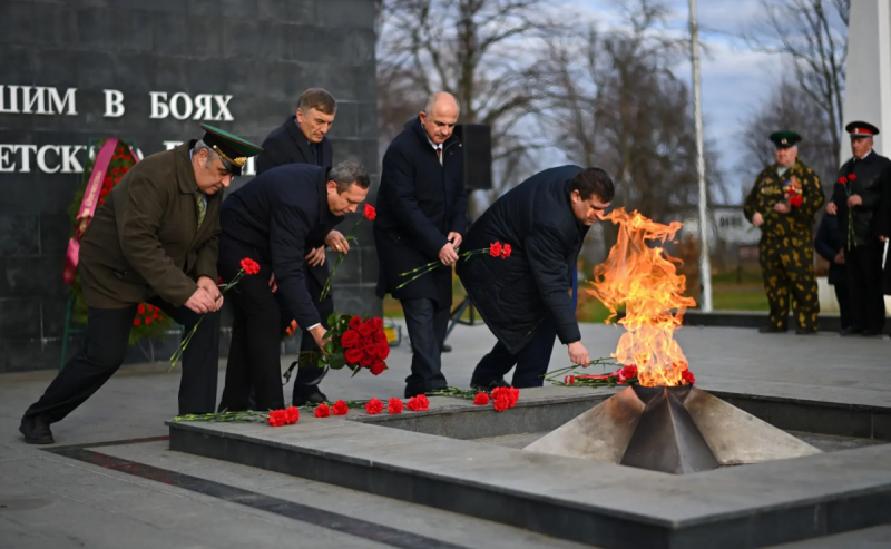 АДЫГЕЯ. Глава Адыгеи Мурат Кумпилов: День Героев Отечества призван напомнить новым поколениям о долге сохранения исторической правды