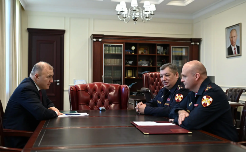 АДЫГЕЯ. Мурат Кумпилов провел рабочую встречу с новым начальником Управления Росгвардии по Адыгее Дмитрием Зимой