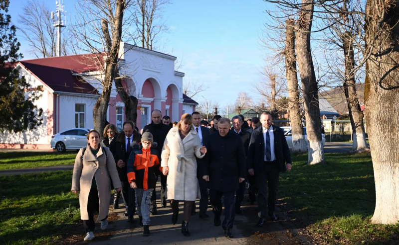 АДЫГЕЯ. Новые дороги, освещение и ФАП: Мурат Кумпилов проверил исполнение поручений по благоустройству поселка Удобный