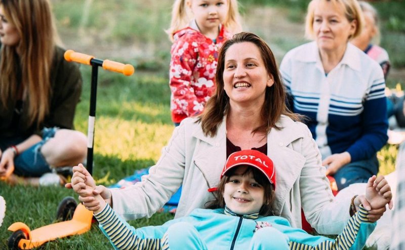 АСТРАХАНЬ. Председатель Думы Астраханской области Игорь Мартынов поздравил жительниц региона с Днем матери