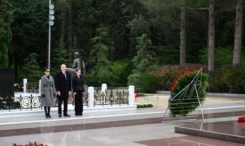 АЗЕРБАЙДЖАН. Ильхам Алиев и Мехрибан Алиева посетили могилу общенационального лидера Гейдара Алиева