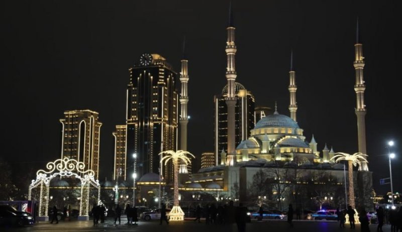 ЧЕЧНЯ. Грозный зажёг главную ёлку страны в традиционном чеченском стиле