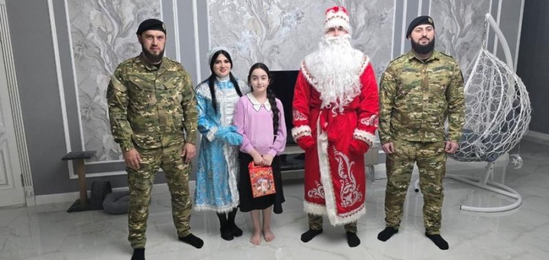 ЧЕЧНЯ. Новогоднее тепло для семей героев: фонд имени Ахмата-Хаджи Кадырова подарил праздник детям погибших росгвардейцев