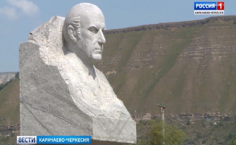 КЧР. В Карачаево-Черкесии отметили 105-ю годовщину со дня рождения генерал-полковника Солтана Магометова