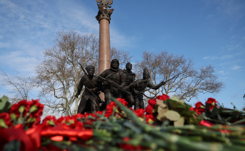 КРАСНОДАР. Спикер ЗСК Юрий Бурлачко: В День Героев Отечества Госдума РФ одобрила законопроект об упрощении порядка проведения ремонта ОКН, увековечивающих память о военных конфликтах