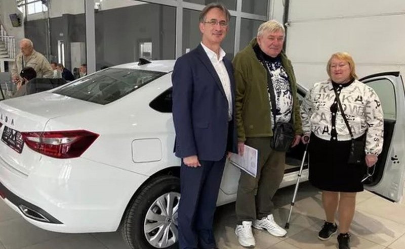 КРЫМ. В Крыму трем пострадавшим на производстве вручили специализированные автомобили