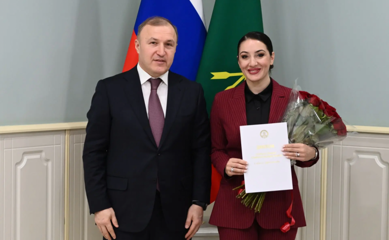 АДЫГЕЯ. Глава Адыгеи Мурат Кумпилов вручил премии журналистам за успешные проекты о героях Отечества и репортажи из зоны СВО