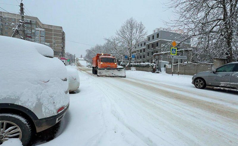 АДЫГЕЯ. Мэр Геннадий Митрофанов: Устранение последствий большого снегопада в Майкопе идет совместными силами городских служб, УК и бизнеса