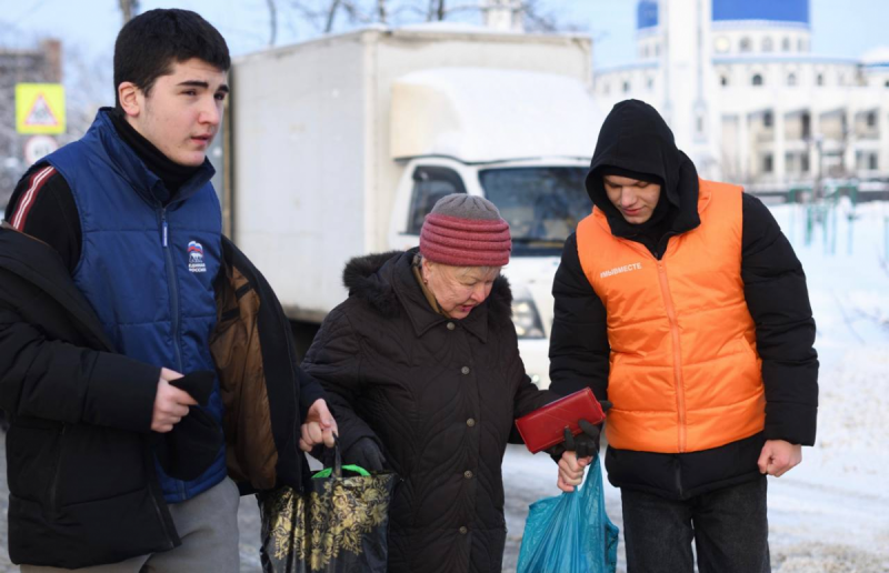 АДЫГЕЯ. Мэр Геннадий Митрофанов: Волонтеры «Единой России» помогли жителям Майкопа посетить воскресную ярмарку в сложных погодных условиях