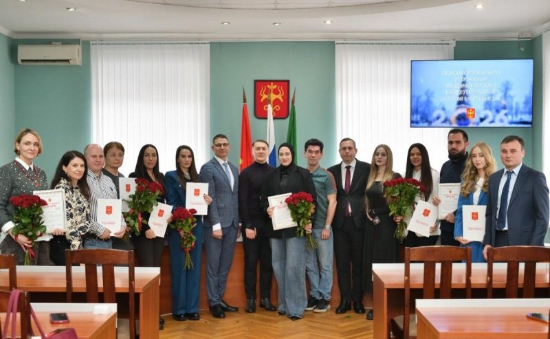 АДЫГЕЯ. Мэр Майкопа Геннадий Митрофанов наградил победителей конкурса по организации праздничной торговли