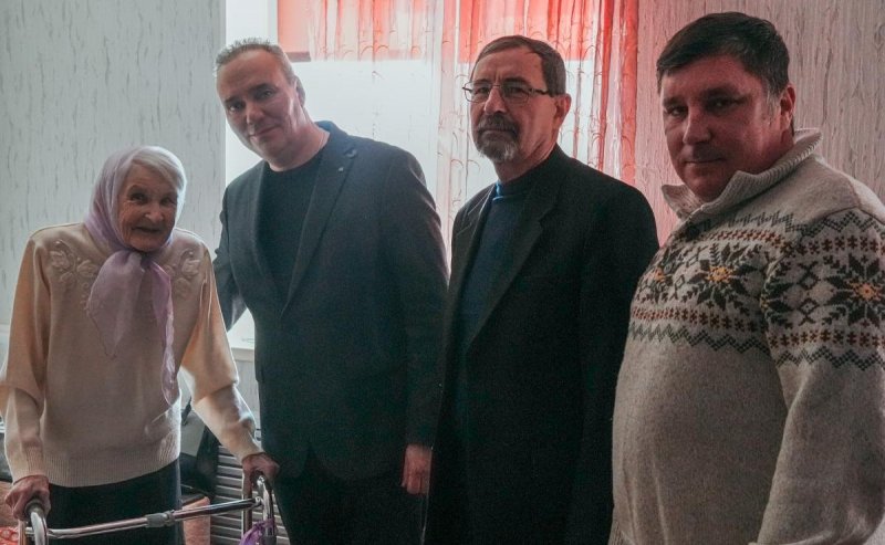 АСТРАХАНЬ. От имени председателя Думы Астраханской области Игоря Мартынова депутат Андрей Маркин поздравил жительницу блокадного Ленинграда Тамару Михайловну Чаленко