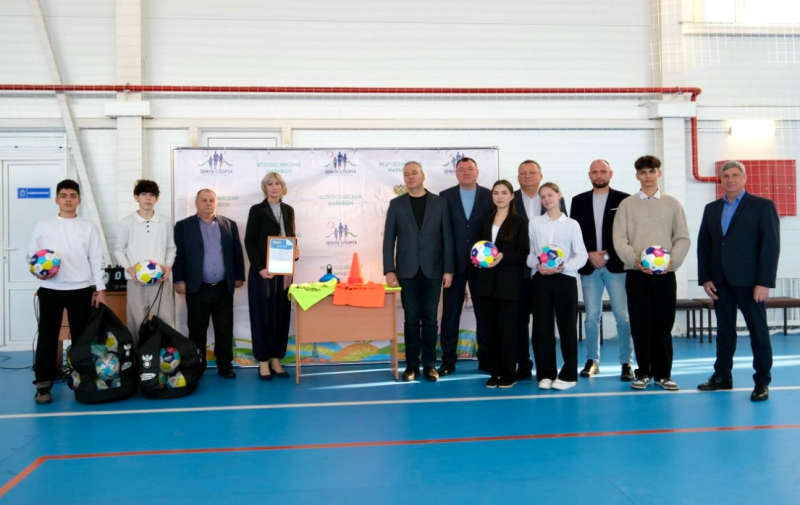 АСТРАХАНЬ. Председатель Думы Астраханской области Игорь Мартынов посетил ФОК закрытого типа в Камызяке, построенный в рамках нацпроекта