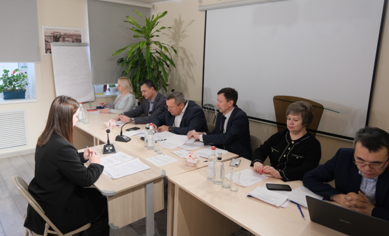 АСТРАХАНЬ. Председатель Думы Астраханской области Игорь Мартынов высоко оценил уровень подготовки выпускников в ходе государственной аттестации в Астраханском филиале РАНХиГС