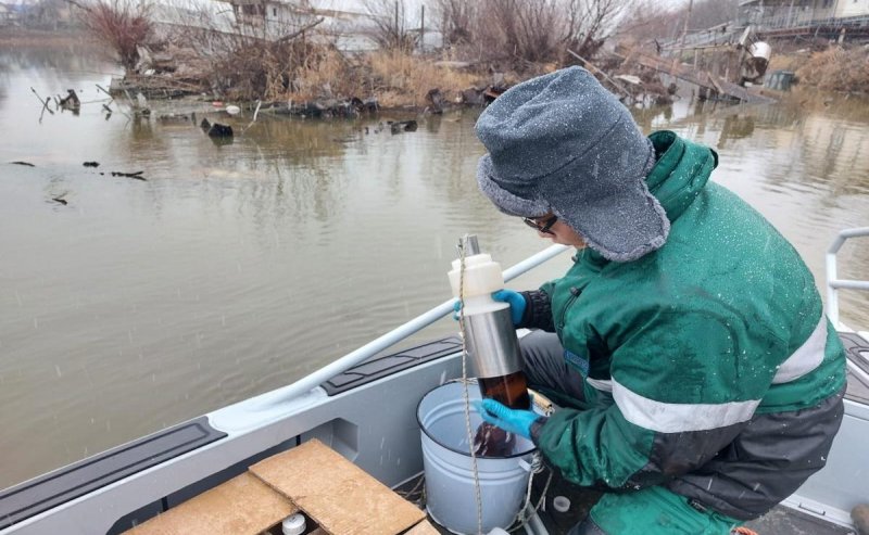 АСТРАХАНЬ. В Астрахани экологи рассчитают размер ущерба, нанесенного реке лежащим на дне судном