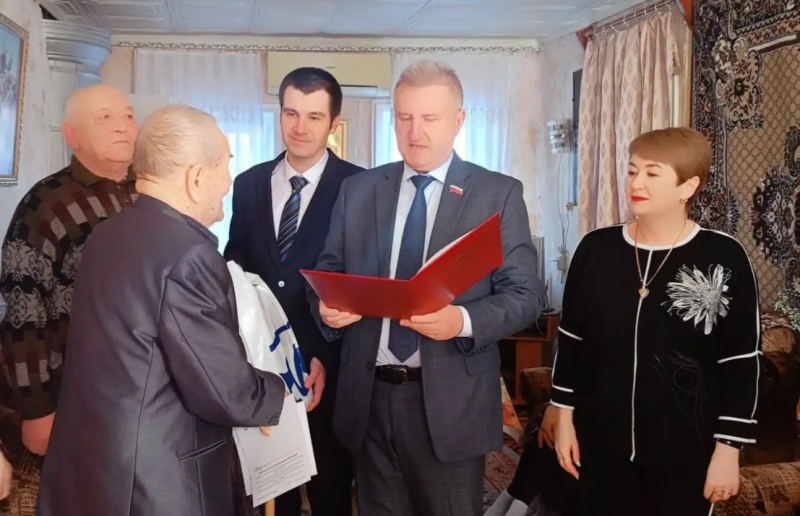 АСТРАХАНЬ. Вице-спикер Олег Петелин от имени председателя Думы Астраханской области Игоря Мартынова поздравил с 95-летним юбилеем труженика тыла Халита Сайфутдинова