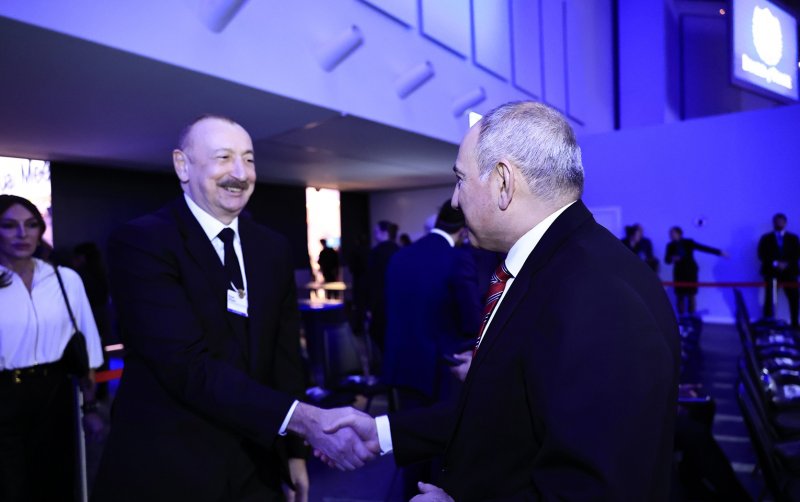 АЗЕРБАЙДЖАН. Лидеры Азербайджана и Армении кратко пообщались в Давосе