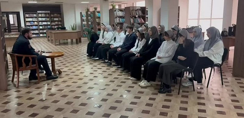 ЧЕЧНЯ. Инспекторы ГИБДД напомнили читателям библиотеки о важности безопасности на дорогах