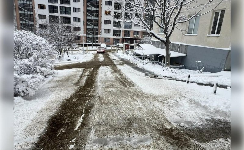 КРАСНОДАР. В Геленджике в приоритетном порядке расчищают подъезды к медучреждениям