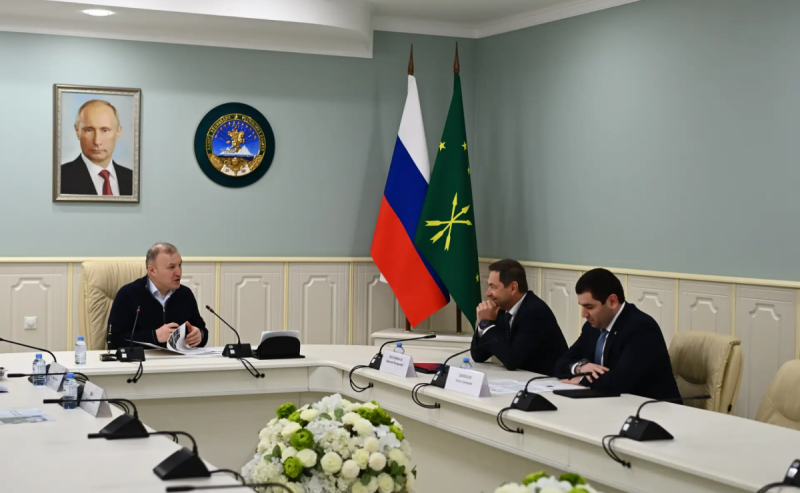 АДЫГЕЯ. Мурат Кумпилов обсудил с председателем Юго-Западного банка Сбербанка Анатолием Песенниковым расширение сотрудничества в сфере поддержки бизнеса и населения Адыгеи