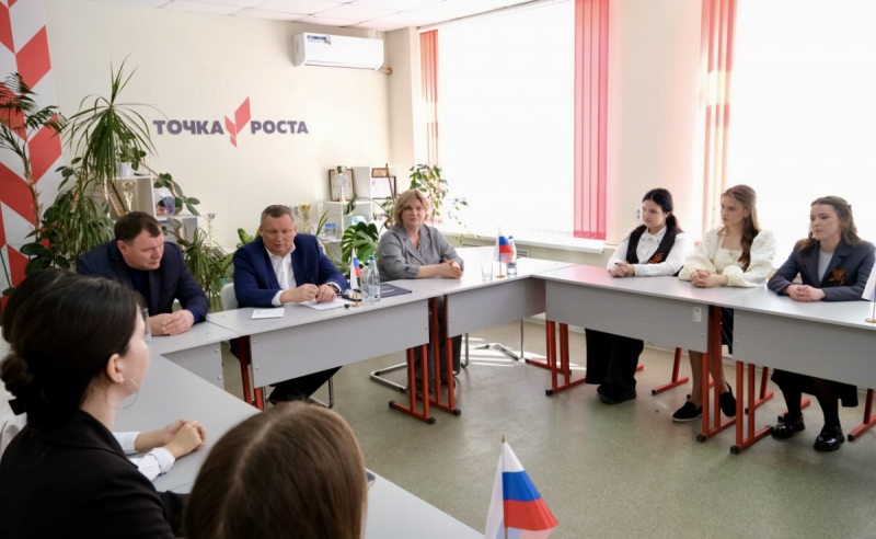 АСТРАХАНЬ. Председатель Думы Астраханской области Игорь Мартынов провел встречу со школьниками из Камызяка по теме «Служение Отечеству: традиции и современность»