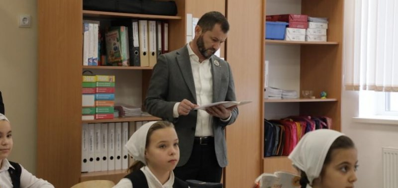 ЧЕЧНЯ.  Министр образования Чечни посетил школу с передачей современного оборудования