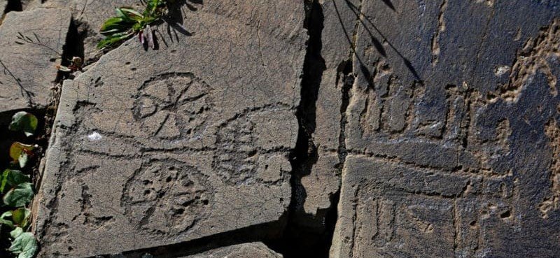 ЧЕЧНЯ. Могильный камень с петроглифами: язык символов на стенах башен