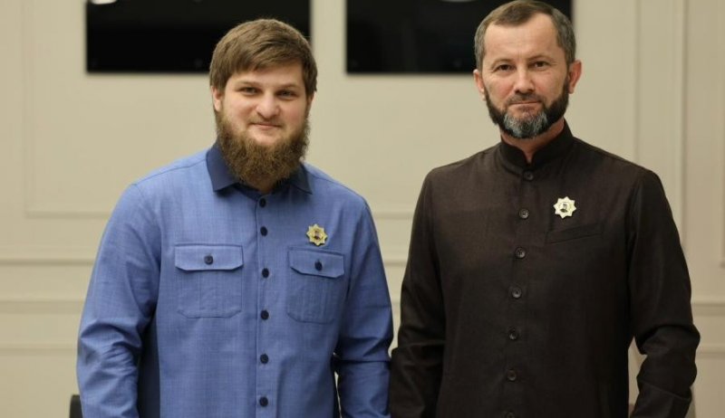 ЧЕЧНЯ. Ахмат Кадыров наградил заслуженного тренера России за вклад в развитие борьбы