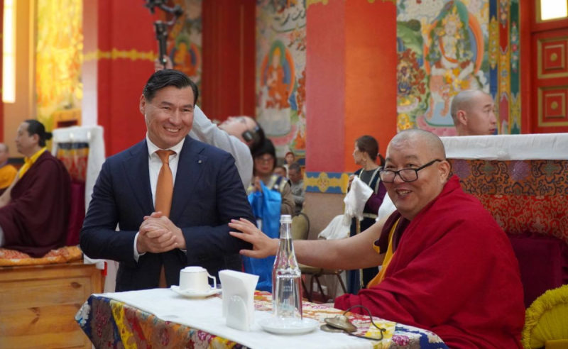 КАЛМЫКИЯ. Бату Хасиков поздравил Шаджин-ламу Калмыкии Геше Тензин Чойдака с днем рождения и отметил ценность буддийского менеджмента
