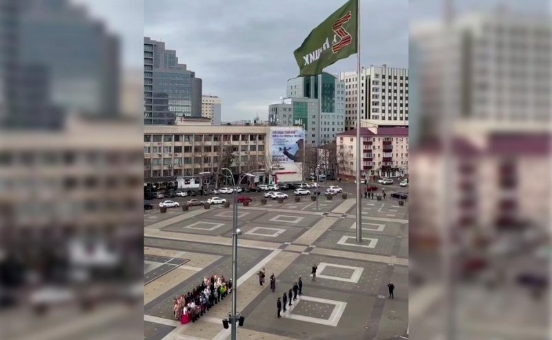 КРАСНОДАР. Мэр Краснодара Евгений Наумов принял участие в торжественном поднятии флага в поддержку участников спецоперации в честь годовщины начала СВО