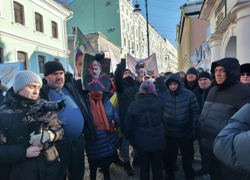 В Москве прошла акция в поддержку Армянской церкви