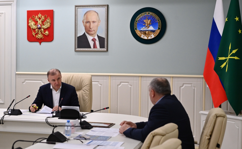 АДЫГЕЯ. «Главное – удобство для граждан»: Глава Адыгеи Мурат Кумпилов обсудил с управляющим Отделением Соцфонда России по региону аспекты получения соцпомощи