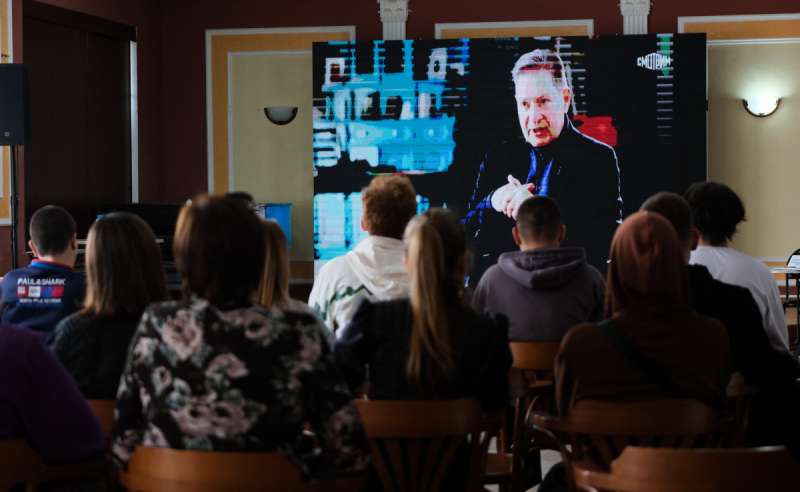 АСТРАХАНЬ. По поручению председателя Думы Астраханской области Игоря Мартынова Молодежный парламент провел заседание с участием подростков, оказавшихся в непростой жизненной ситуации