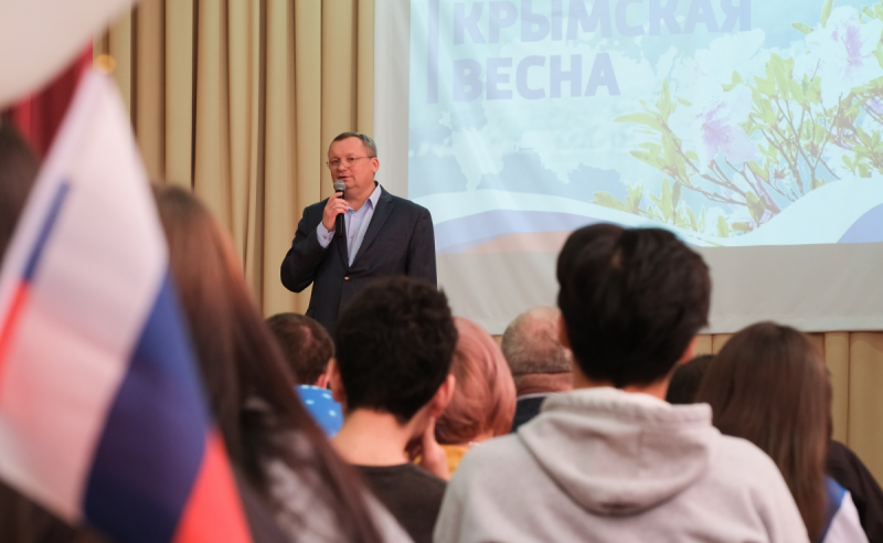 АСТРАХАНЬ. Председатель Думы Астраханской области Игорь Мартынов поздравил жителей Камызякского района в связи с 12-й годовщиной воссоединения Крыма с Россией