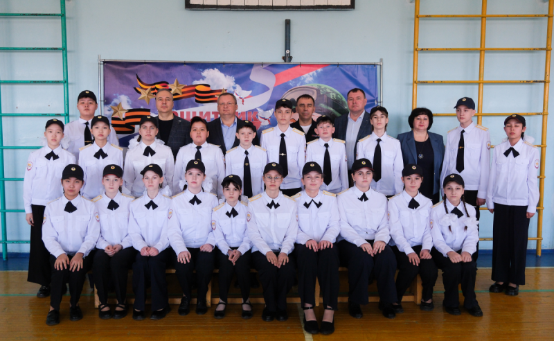 АСТРАХАНЬ. Председатель Думы Астраханской области Игорь Мартынов в ходе визита в Камызякский район принял участие в церемонии принятия учащихся Лицея №1 в ряды юных правоохранителей