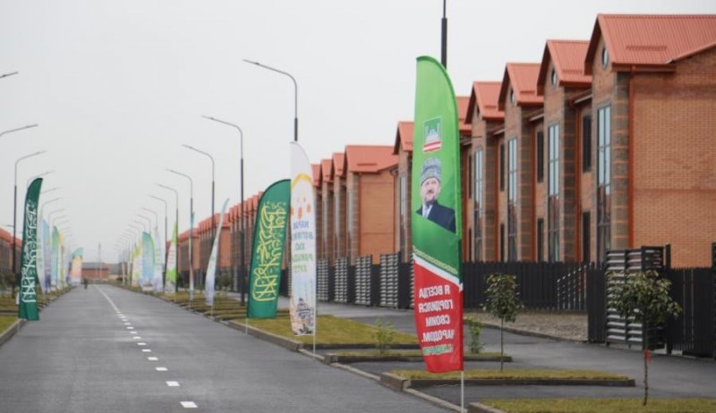 ЧЕЧНЯ. 200 семей встречают Ид аль-Фитр в новых домах: Рамзан Кадыров открыл современный поселок таунхаусов