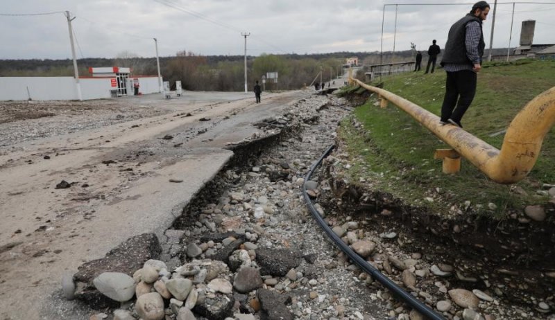 ЧЕЧНЯ. Ливень отрезал Чири-Юрт: разрушено 650 метров дороги, но дома спасены благодаря оперативным службам