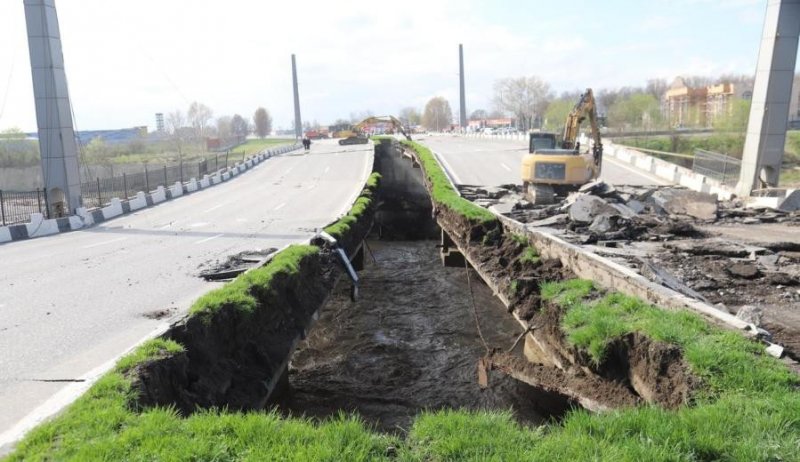 ЧЕЧНЯ. Село Дай вырывается из изоляции: в Шатойском районе спецтехника восстанавливает единственную дорогу