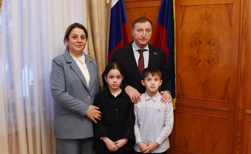 ДАГЕСТАН. Председатель НС РД Заур Аскендеров встретился с победителями международной олимпиады по ментальной арифметике