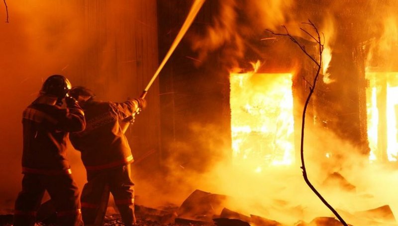 Пьяный гнев и зажигалка: мужчина сжег две двери за одни сутки из-за несостоявшейся покупки телефона